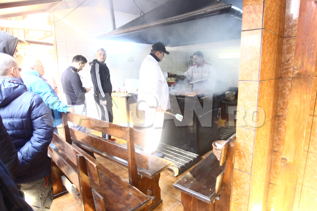 Super-grătar pentru un deţinut milionar. Celebrul Cocoşatu a avut comandă fermă de mici la… închisoare!