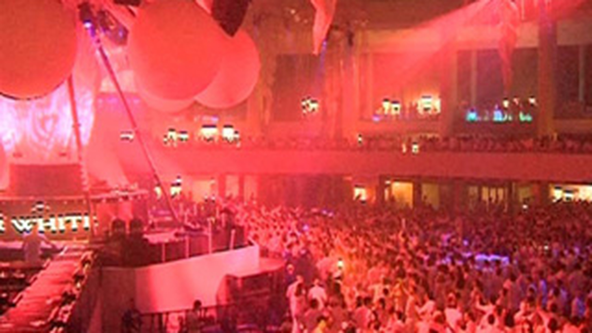 VIDEO 15.000 de oameni au fost aseara la White Sensation! Au dansat pe muzica pusa de Fedde le Grand, Eric Prydz si Pete Tong