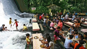 Hai la masa in cascada! Vezi aici cum arata cel mai ciudat restaurant din Filipine