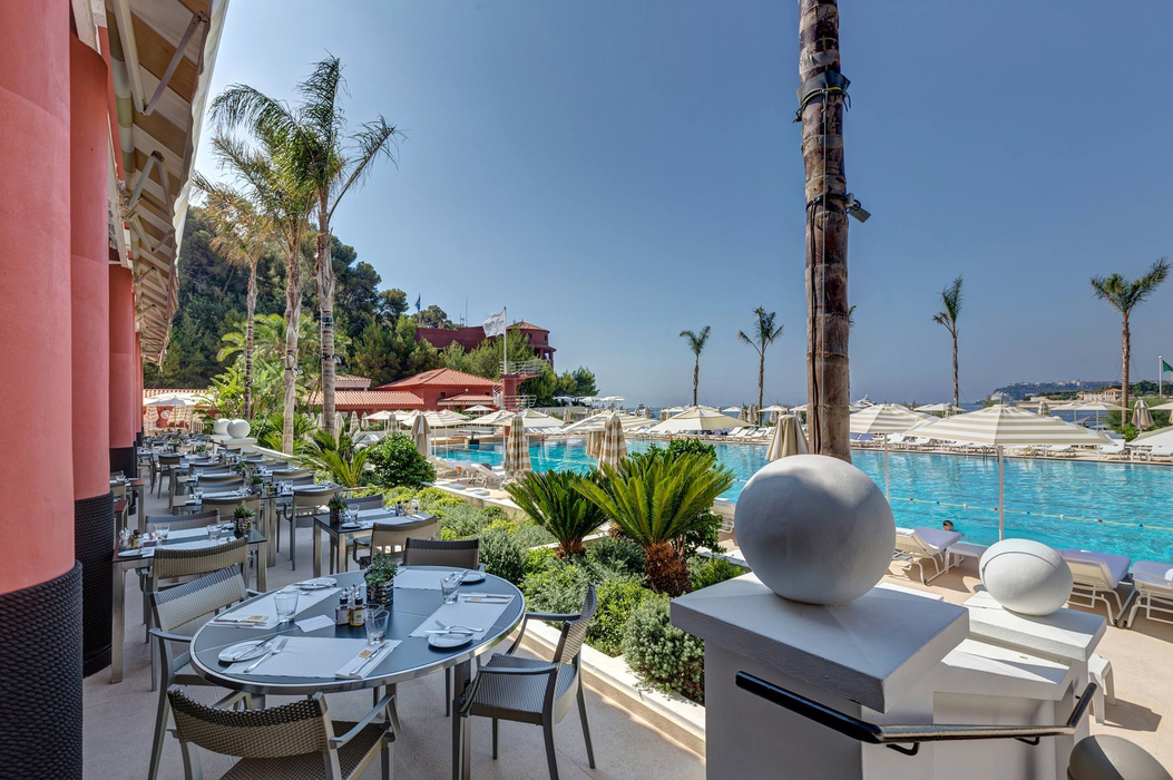 Fostul şef al PSD plătea câte 150 de euro pe zi pentru un şezlong pe plaja exclusivistă Monte Carlo Beach