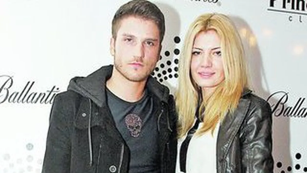 Fiul lui Bote a experimentat sarutul in trei. Isi insala iubita cu doua deodata