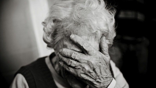 O bâtrână a așteptat 44 de ore pe coridorul unui spital, iar după două săptămâni a murit. Ce s-a întâmplat, de fapt