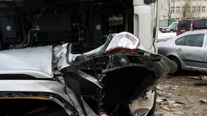 O băută de 100.000 de euro. Șofer din Iași, arestat după ce s-a cinstit bine și a intrat cu TIR-ul în nouă mașini