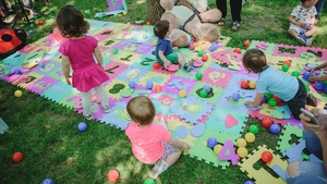Incredibil ce a pățit o familie de români din Spania! Bebelușul lor a înghițit o pastilă de ecstasy găsită într-un parc