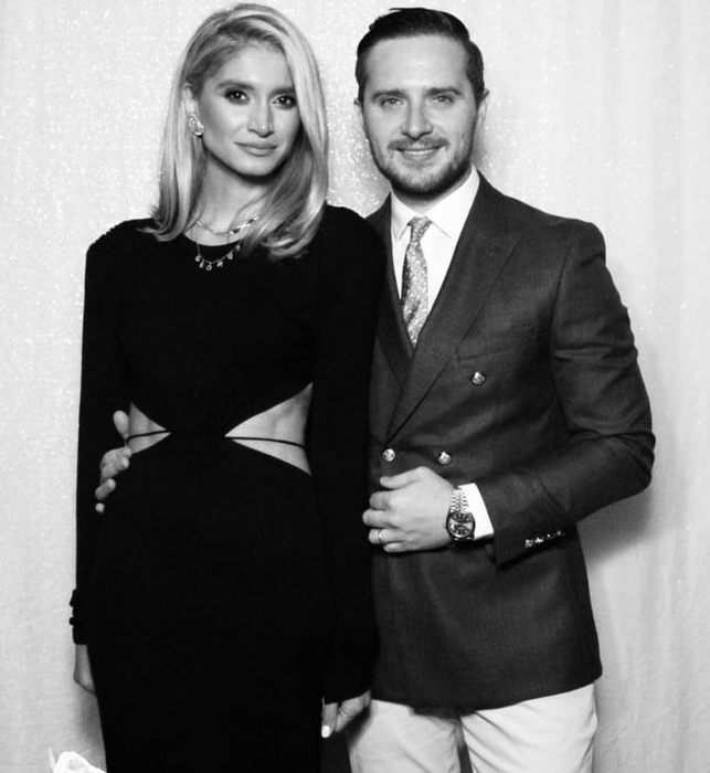 Ea este Antonela, soția noului primar al Capitalei, Stelian Bujduveanu. Blondina întoarce toate privirile
