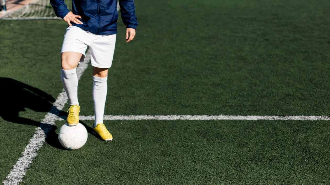 Scandal în fotbal! Celebrul jucător, prins în offside cu cea mai bună prietenă a soției sale