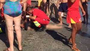 FOTO! Clipe de coşmar pe o plajă din Mamaia! O femeie a fost la un pas de moarte după ce a intrat în mare
