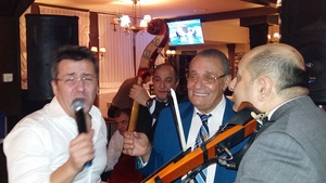 Florin Chilian şi-a scos ”brigada de super-fete” la un chef cu lăutari!