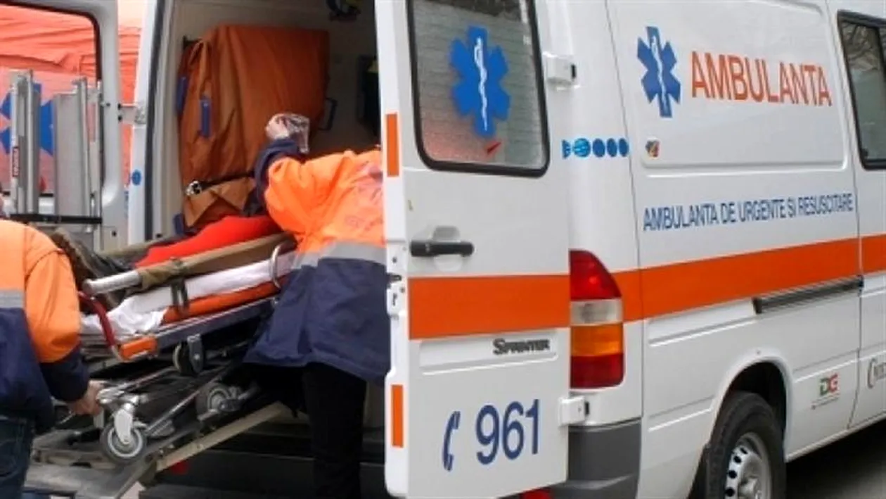 O asistentă de pe ambulanță din Oradea, lovită în cap de soția pacientului la care se deplasase