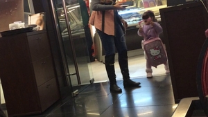 Sanziana Buruiana nu are aptitudini de mama! Voluptoasa blonda a lasat nesupravegheat un copil de cativa ani!
