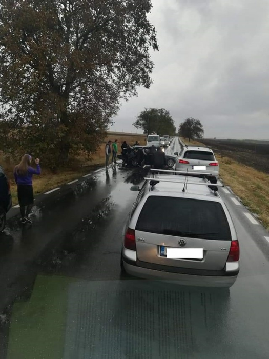 Accident violent în Constanța! Un bărbat a murit pe loc, după ce BMW-ul în care era s-a izbit de un copac. Soferul a supraviețuit