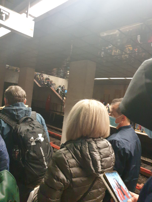 O nouă avarie la metroul din București! Călătorii au fost rugați să coboare pe peron. Cum circulă trenurile | FOTO
