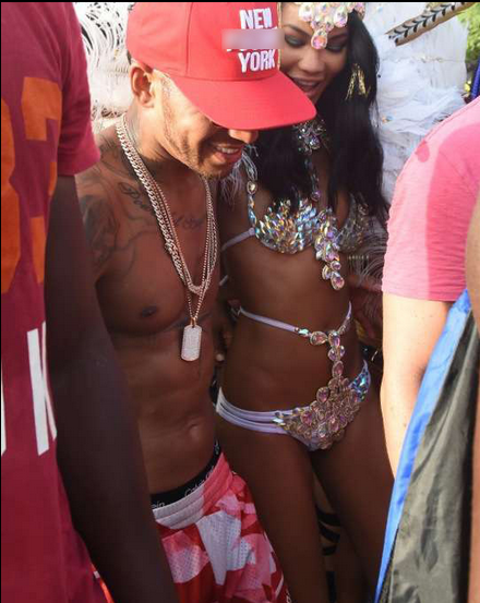 Au făcut-o lată! După ce supermodelul CHANEL IMAN, iubita pilotului LEWIS HAMILTON, a apărut goală într-un film, acum cei doi au dansat pe străzi aproape complet dezbrăcaţi!
