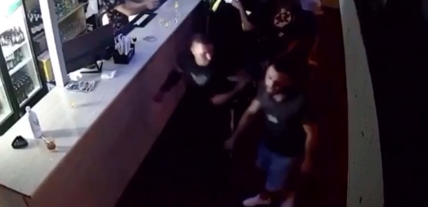 Angajatul terasei nu e avertizat în niciun fel că urmează o lovitură devastatoare