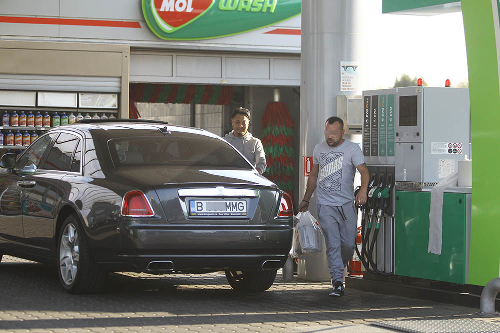 Şoferul pune plasele în portbagaj