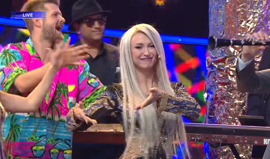Andreea Bălan s-a “rupt” pe maneaua lui Vali Vijelie, “Dușmanii îmi poartă pică”. Dansul ei face senzație pe Internet