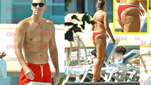 Mircea Badea, cu o privire tare dură, a stat încordat ore în șir la piscină și... + Adina Halas, la plajă