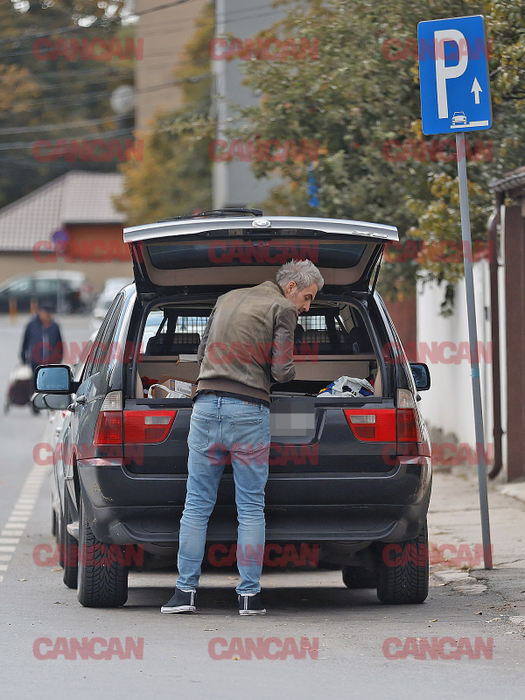 S-a dus la portbagaj pentru a-și lua țigările