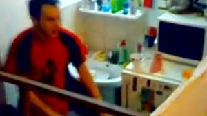 VIDEO Si daca luai BAC-ul unde ajungeai?! Uite ce au pierdut 100.000 de liceeni - ping-pong cu mapele in camera de camin intre paturi