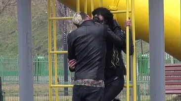 Noua iubita a lui Matteo a confundat festivalul de la Venetia cu locul de joaca pentru copii si a fost taxata de politie