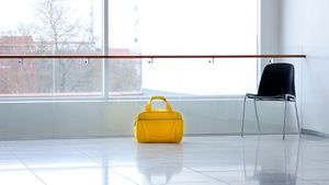 De ce nu trebuie să pui geanta pe jos niciodată. Motivele pentru care trebuie să renunți la acest obicei