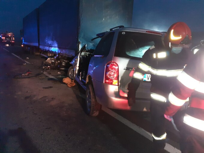 Patru oameni au murit pe o șosea din Galați, după ce mașina lor a intrat sub un tir | FOTO