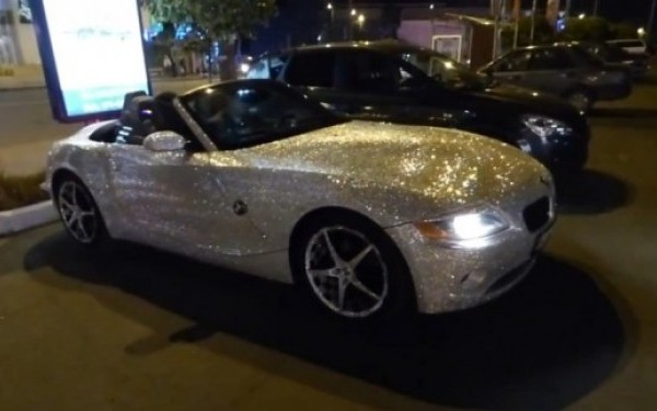Aceasta e bijuteria pe patru roţi, la propriu! A fost vândut BMW-ul împodobit cu peste 250 de mii de cristale Swarovski