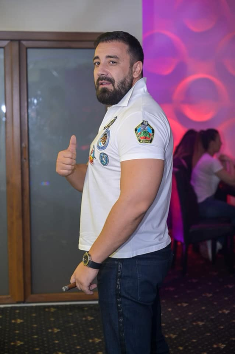 Manu Bombardieru îi dă replica lui Nuțu Cămătaru (Foto: Facebook)