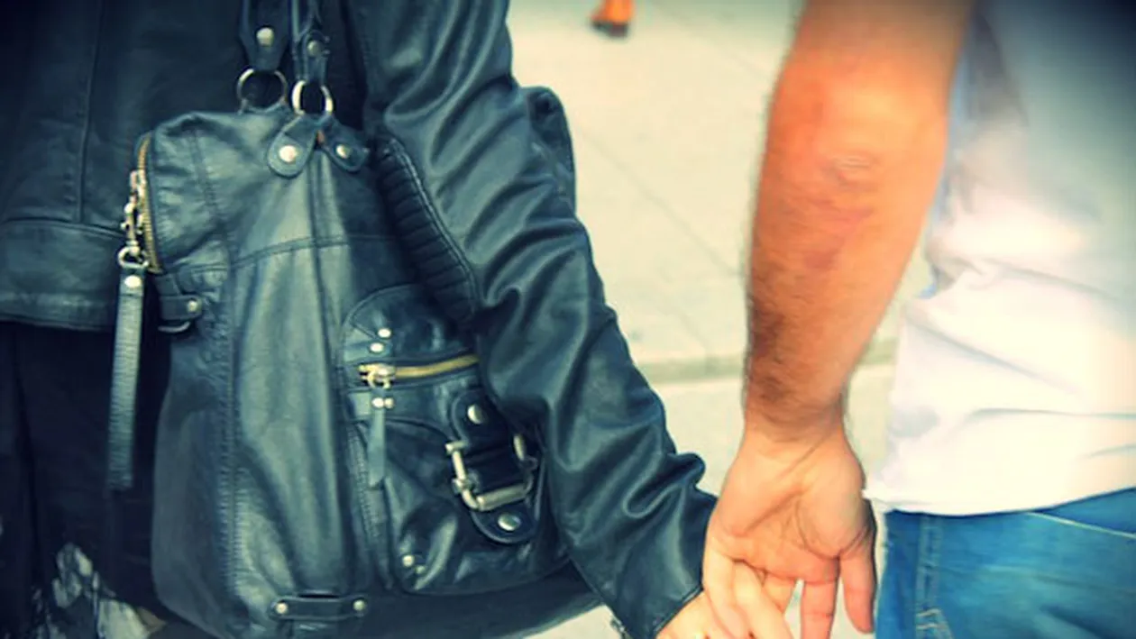 Laura Cosoi si-a refacut viata! El este barbatul care o tine in brate noaptea si alaturi de care vedeta a pornit un nou drum!