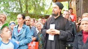 Ce făcea un preot din Iași în timpul slujbelor: ”Dați-le foc, e Dracul în ele!”