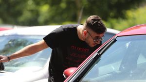 Dacă lua examenul, era o problemă! Aşa… Fulgy al Clejanilor a primit cadou un Mercedes de 100.000 €… la 24 de ore după ce a picat BAC-ul!