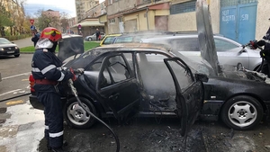 Panică în Satu Mare. O mașină a ars în totalitate, în fața unui bloc!