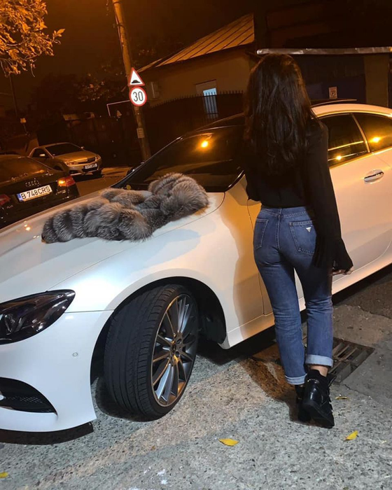 Rebecca, fiica lui Sile Cămătaru, aroganţă pe reţelele de socializare. S-a pozat lângă limuzină, în timp ce…