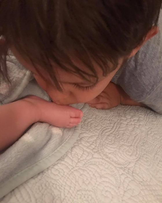 Prima imagine de la botezul fetiţei Elenei Gheorghe. N-o mai ţine ascunsă! După creştinare, i-a arătat chipul micuţei