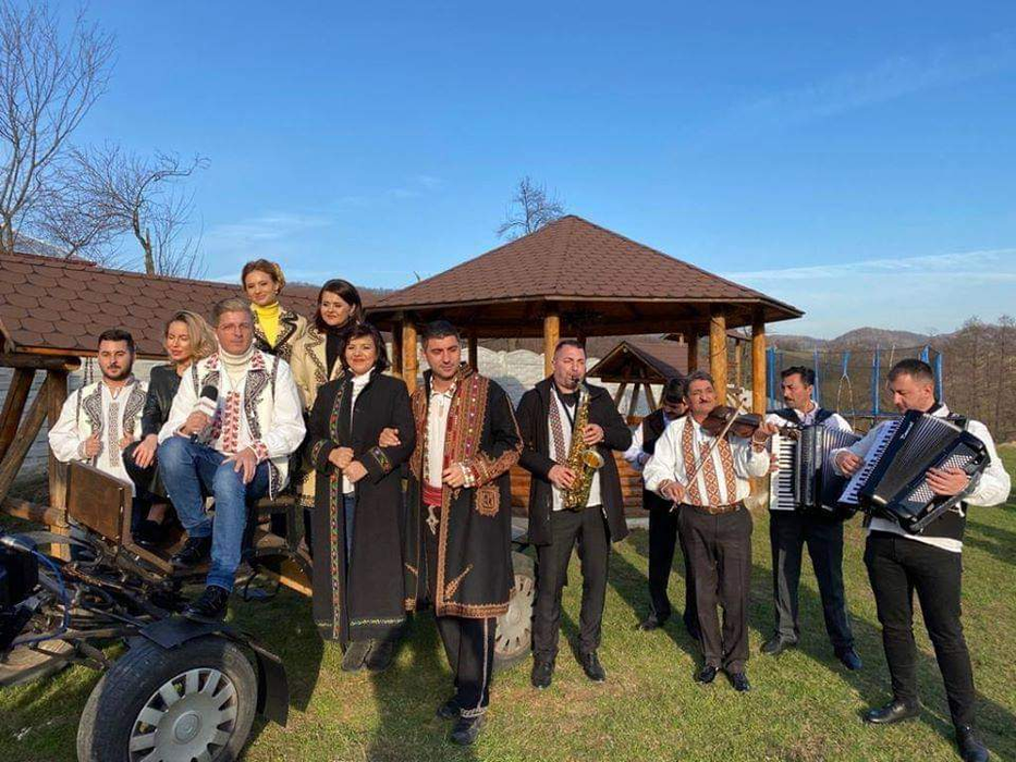 Divele folclorului românesc, dezmăț total la tăierea porcului. S-a cântat și s-a dansat!
