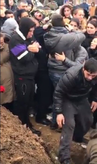 Imagini de la înmormântarea mamei din Timiș cu 18 copii! E cutremurător ce s-a întâmplat când au băgat-o pe Lidia în groapă. VIDEO