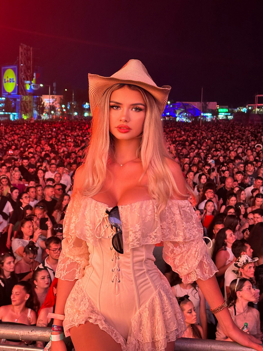 Cine e Andreea Lala, tânăra care va reprezenta România la Miss Grand Internațional