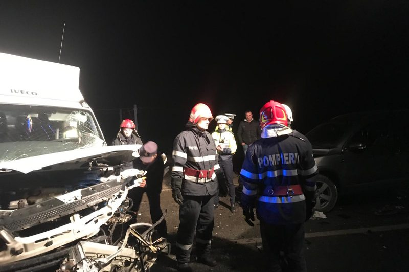 VIDEO. Doi morți și trei răniți după impactul dintre trei mașini, pe DN 14, în județul Sibiu