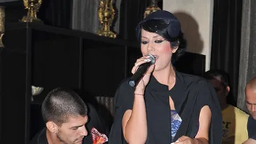 Sophia:  Singurul accesoriu valoros e un plic de la bunica din piele de reptila, creat cu 50 de ani in urma