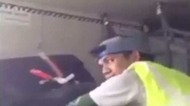 Cum se fură din bagaje în cala avioanelor! Angajatul unei companii aeriene, prins în fapt