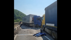 Accident grav în Mehedinți! În impact au fost implicate o autoutilitară și două TIR-uri. Un tânăr și-a pierdut viața