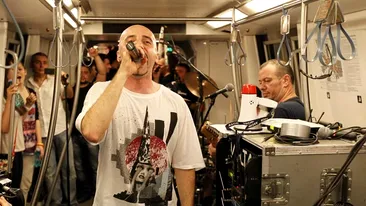 Sute de oameni si-au varsat nervii pe George Vintila! Huiduieli, injuraturi, nervi si fani dezamagiti, la concertul Voltaj in metrou! Cu George la puscarie!