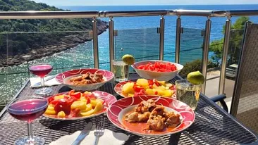 Un român a plecat în vacanță, în Grecia, cu mâncarea de acasă. Care au fost reacțiile internauților