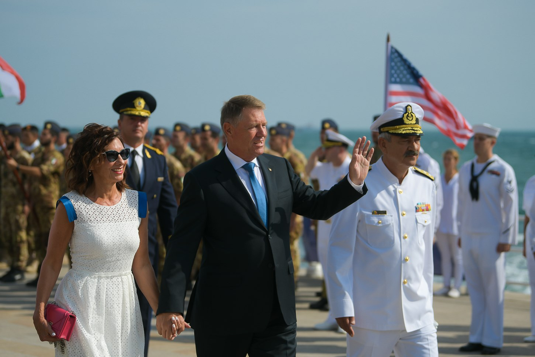 Nu o recunoști! Cum arăta Carmen Iohannis în tinereţe! În copilărie, Prima Doamnă a luat lecții de balet și de pian