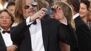 Brad Pitt, imbratisari pasionale la Cannes, dar nu cu Angelina