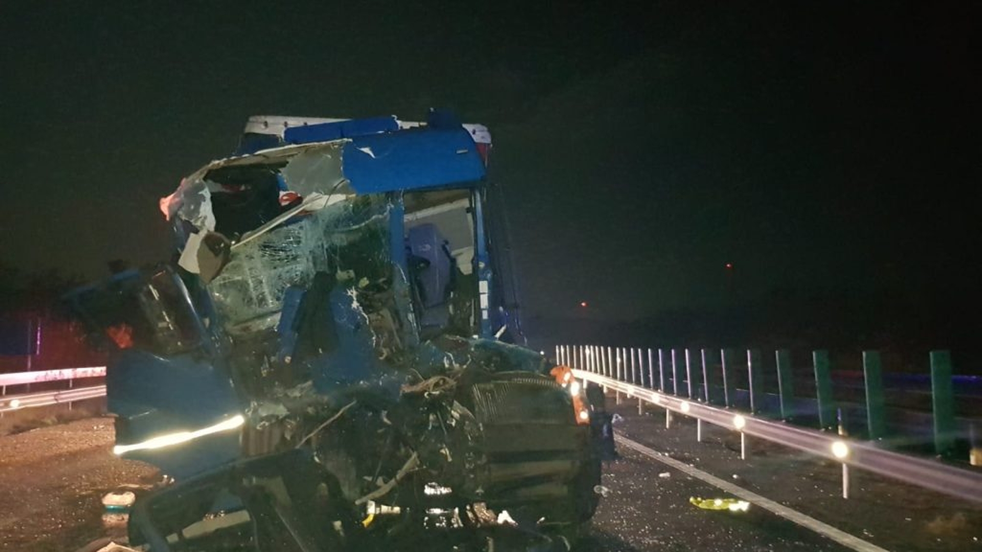 Accident grav pe A1. Două camioane s-au ciocnit, iar unul dintre șoferi a rămas încarcerat