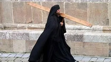 Bautura l-a facut sa uite de Dumnzeu. Un calugar mort de beat a facut scandal monstru la Urgente: Am baut ce beau poetii