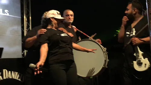 Un celebru cântăreţ român a comis-o direct pe scenă. L-am filmat ”în acţiune”… Şi-a ciupit de sâni colega de trupă!