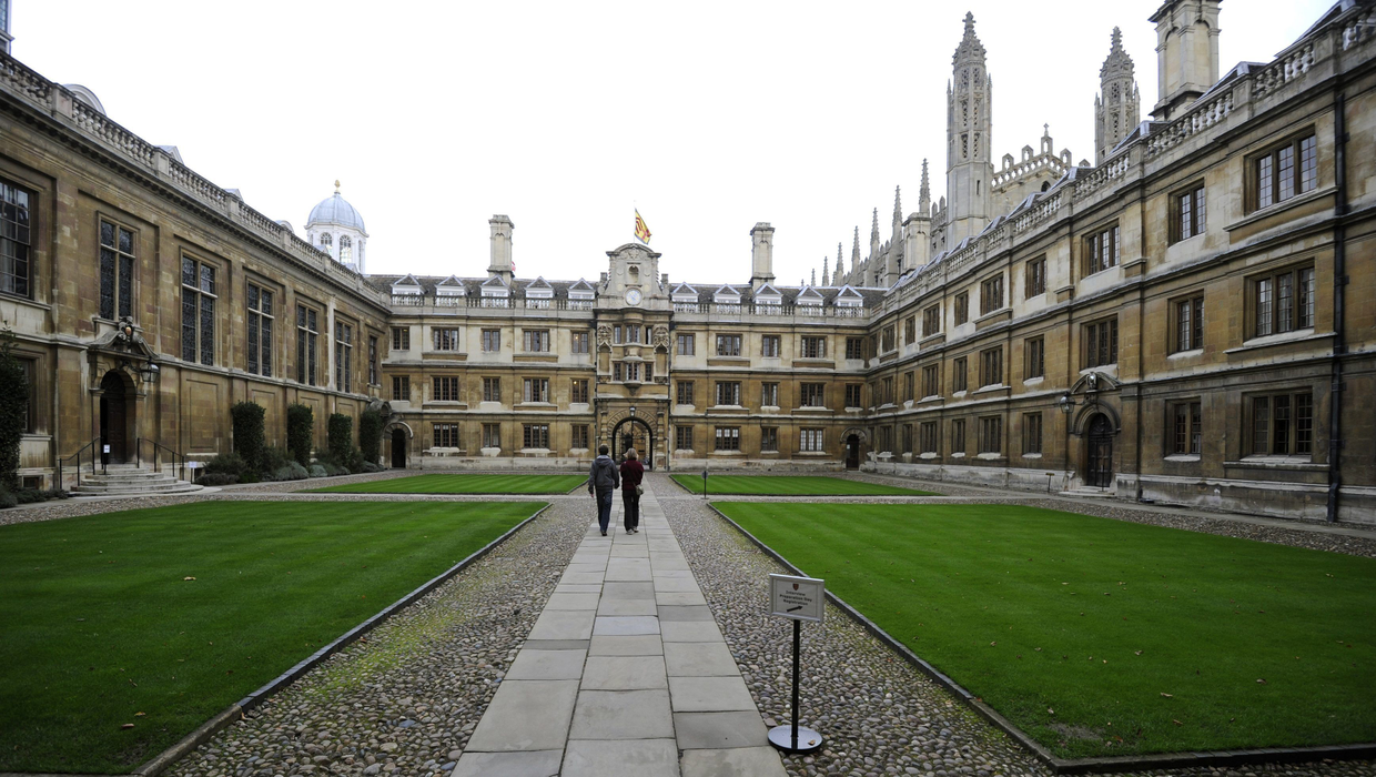 Vindea ziare pe străzi, iar după câteva luni a ajuns să fie admis la prestigioasa universitate Cambridge. Cine l-a încurajat pe acest om al străzii să îşi încerce norocul