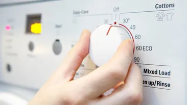 Ți se strică toate hainele negre? Află la ce temperatură trebuie să le speli, de fapt, pentru a rămâne ca noi